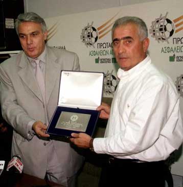 Θα προσφύγει στη FIFA o Β.Μητρόπουλος  <i> Δεν ήταν απόφαση της ΕΠΑΕ η αναστολή, υποστηρίζει</i>