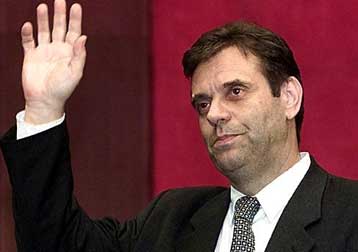 Σε γιουγκοσλαβικό δικαστήριο προτίθεται να παραπέμψει ο Κοστούνιτσα τον Μιλόσεβιτς