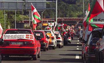 Για αυτονομία διαδηλώνουν στο Μπιαρίτζ χιλιάδες Βάσκοι εθνικιστές<I>Το Μεσανατολικό κυριαρχεί στ
