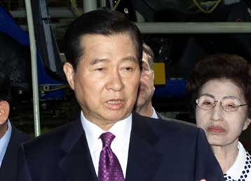 Νομπελίστας Ειρήνης για το 2000 ο Νοτιοκορεάτης πρόεδρος Κιμ Ντάε Γιουνγκ