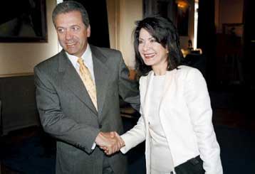 Παρέμβαση Σημίτη στο «Αθήνα 2004»<i>Υπέρ υπουργείου Ολυμπιάδας ο Δ.Αβραμόπουλος</i>