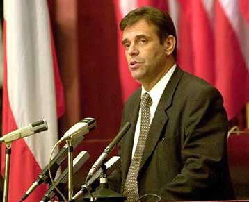 Δεκτή η μερική αυτονομία του Μαυροβουνίου, δηλώνει ο Κοστούνιτσα