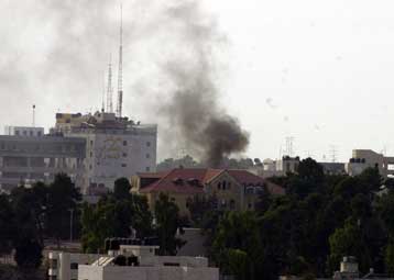 Ανεξέλεγκτη η κατάσταση στη Μ.Ανατολή<i>Οι πολεμικές ιαχές καταπνίγουν τις προσπάθειες ειρήνευση