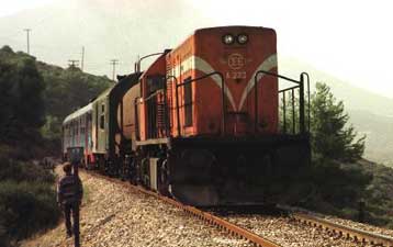 Οι αφύλακτες διαβάσεις «παγίδα» για την ασφάλεια των τρένων