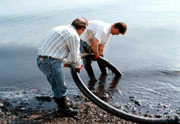 Θαλάσσια ρύπανση στο Κερατσίνι από τα καύσιμα του φορτηγού Κάπτεν Σπύρος