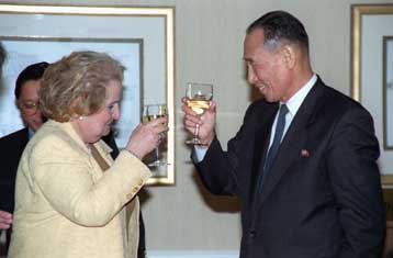 «Ναι» στην πρόταση να επισκεφθεί τη Β.Κορέα είπε η Μάντλιν Ολμπράιτ