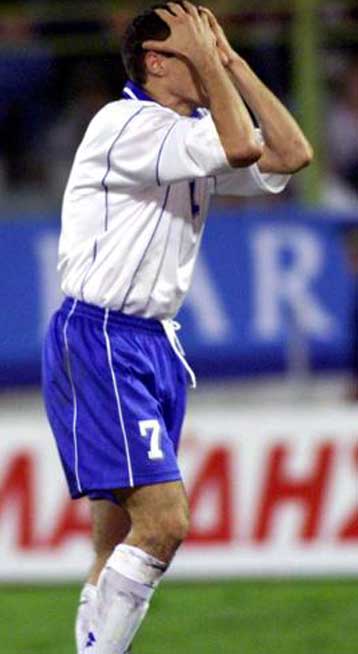 Ιδανικός αυτόχειρας η Ελλάδα έχασε με 2-0 στην Αλβανία για τα προκριματικά του Μουντιάλ 2002