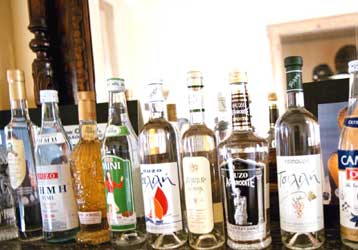 Πολυετείς φυλακίσεις διπλωματικών υπαλλήλων για λαθρεμπορία οινοπνευματωδών