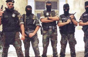 Ένοπλος κρατά ομήρους στη Νέα Σμύρνη