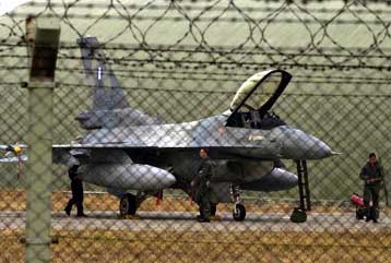 Έλληνες στρατιώτες έκαναν «απόβαση» στη Σμύρνη<i>Ενθουσιασμός στην Τουρκία</i>