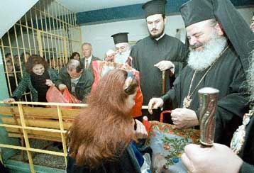 Έλληνας ιερέας εξαγοράζει την ποινή  άπορων κρατουμένων σε όλο τον κόσμο με χρήματα από εράνους