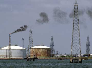 Η ένταση στη Μέση Ανατολή και η κακοκαιρία επηρεάζουν αρνητικά την πορεία του πετρελαίου