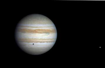 To Cassini έστειλε την πρώτη έγχρωμη φωτογραφία από το Δία