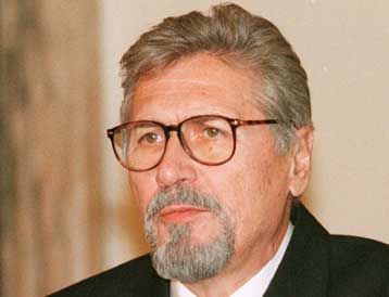 Ο πρόεδρος της Ρουμανίας δεν συνεργάστηκε με τη Σεκουριτάτε, απoφάνθηκε το αρμόδιο όργανο της χώρας