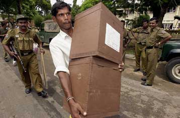 Τουλάχιστον έξι νεκροί στις εκλογές της Σρι Λάνκα<I>Πληροφορίες για νοθεία</I>