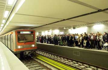 Οι Αθηναίοι παρκάρουν τα ΙΧ και στρέφονται στο μετρό