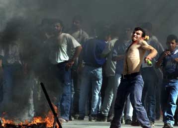 Διορία λίγων ημερών για την κατάπαυση του πυρός στη Μέση Ανατολή<I>Συνεχίζονται με αμείωτη έντασ