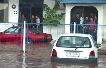Μπαζωμένα ρέματα απειλούν την Αττική<I>Η ΕΥΔΑΠ καθαρίζει τα φρεάτια</I>