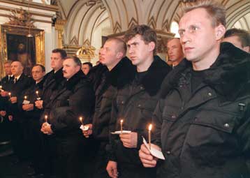 Αναχώρησαν για τη θάλασσα του Μπάρεντς οι δύτες που θα ανασύρουν τα θύματα του Kursk