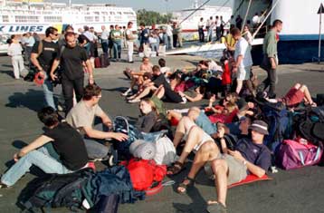 Βλάβη στο Β.Κορνάρος ανάγκασε τους 800 επιβάτες του να διανυκτερεύσουν εν πλω