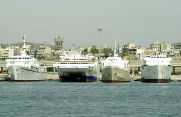 Σηκώνουν άγκυρα 12 από τα 55 πλοία που είχαν καθηλωθεί στον Πειραιά από το ΥΕΝ