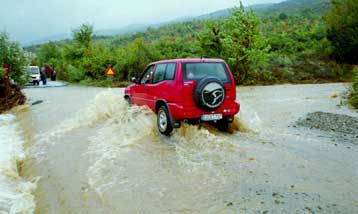 Βελτιώνεται ο καιρός την Τρίτη<I>Προβλήματα αντιμετώπισαν οι οδηγοί σε όλη τη χώρα</I>