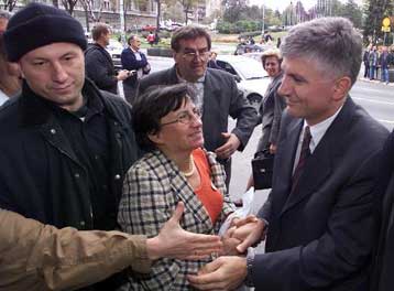 Παραιτήθηκε ο Γιουγκοσλάβος πρωθυπουργός<i>Πρόωρες βουλευτικές εκλογές στη Σερβία στις 19 Δεκεμβ