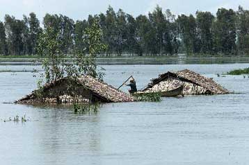 Ανθρωπιστική βοήθεια καταφτάνει στο Βιετνάμ<i>Τουλάχιστον 300 νεκροί από πλημμύρες</i>