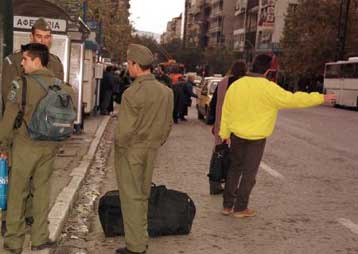 «Παραλύει» η χώρα από τις απεργίες