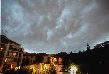 Μπόρα στην Αθήνα, κακοκαιρία σε ολόκληρη τη χώρα<I>Σε ετοιμότητα ο κρατικός μηχανισμός</I>