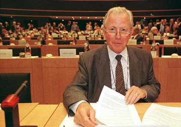 Πρόταση Σαντέρ για την τιμολόγηση του πετρελαίου σε ευρώ