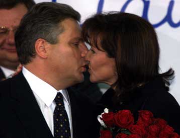 Διαφαίνεται άνετη η επανεκλογή του Κβασνιέφσκι στις προεδρικές εκλογές της Πολωνίας