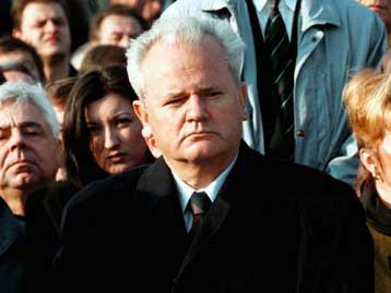 Ο Μιλόσεβιτς ετοιμαζόταν να πνίξει τη λαϊκή εξέγερση στο αίμα<I>Τον απέτρεψε ο Ιβανόφ, αναφέρει