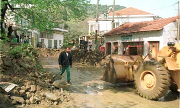 Δύο θύματα και πολλές υλικές ζημιές από τη νεροποντή σε Χαλκιδική και Λάρισα