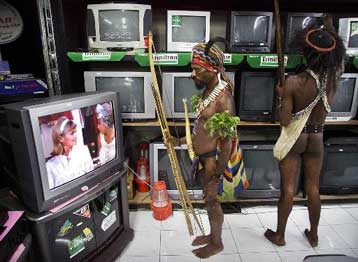 Στρατό στέλνει η Ινδονησία στη δυτική Νέα Γουινέα<i>Σαράντα οι νεκροί από τις συγκρούσεις</i>