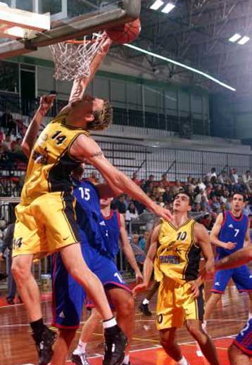 Κυανέρυθρο το «Ανδρέας Βαρίκας»<I> Πανιώνιος – ΑΕΚ 74-66 στο μεγάλο τελικό