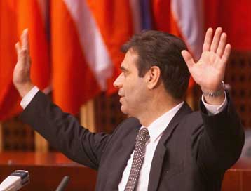 Ο Κοστούνιτσα ορκίστηκε πρόεδρος της Ομοσπονδιακής Δημοκρατίας της Γιουγκοσλαβίας