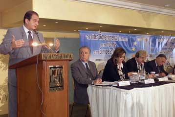 «Ναι» στην ευρωπαϊκή ομοσπονδία λέει ο Καραμανλής στο συνέδριο του Ινστιτούτου Δημοκρατίας