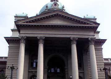 Αρχισε η ιστορική συνεδρίαση στο Κοινοβούλιο της Γιουγκοσλαβίας