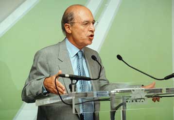 Αντεπίθεση Σημίτη στους αντιπάλους του, εντός και εκτός ΠΑΣΟΚ