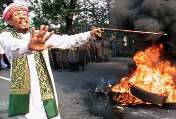 Περισσότεροι από 30 νεκροί σε νέες αιματηρές συγκρούσεις στην Ινδονησία