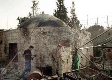 Σε πλήρη ανάφλεξη η Μέση Ανατολή<i> Νεκροί τουλάχιστον δύο Παλαιστίνιοι</i>