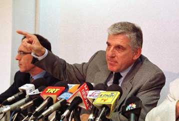 Στην Ελλάδα υπάρχει διαπλοκή<i>Τα επιχειρηματικά συμφέροντα αντιδρούν στις ιδιωτικοποιήσεις</i>