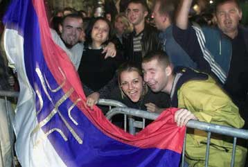 Στο πλευρό του Κοστούνιτσα και οι γιουγκοσλαβικές Ένοπλες Δυνάμεις <i>Ολονύκτιοι πανηγυρισμοί στ