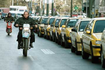 «Νεκρώνουν» την Τρίτη οι συγκοινωνίες με την απεργία της ΓΣΕΕ<I>Συμμετέχουν και οι δημοσιογράφοι