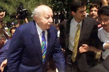 Επανεξέταση της ποινής που επιβλήθηκε στον Ερμπακάν ζητούν οι δικηγόροι του