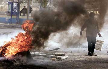Νέο γύρο διαπραγματεύσεων αποφασίζουν Ισραήλ και Παλαιστίνιοι<I>Αλλοι δέκα νεκροί στη Δ.Όχθη</i>