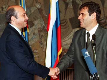 Το Συνταγματικό Δικαστήριο αναγνωρίζει την εκλογή Κοστουνίτσα<I>Η Δύση σε συνεχή επικοινωνία με