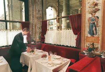 Σας ενοχλεί η ακαταστασία; Ιδού ένα τραπέζι που τακτοποιείται μόνο του