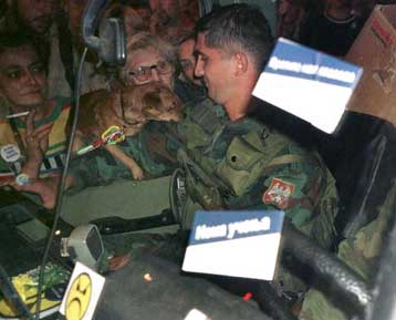 Αφαντος ο γιουγκοσλαβικός στρατός<I>Θα αντιδράσει μόνο εάν απειληθεί, λέει η ηγεσία</I>